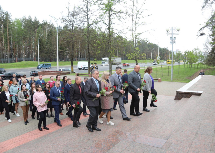 Работники Комитета госконтроля возложили цветы к Обелиску погибшим военнослужащим и гражданским лицам