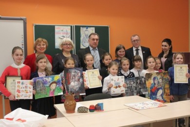 Представители Комитета госконтроля вручили призы лауреатам международного конкурса рисунка «Дети против терроризма»