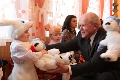 Работники Комитета госконтроля поздравили с новогодними и рождественскими праздниками воспитанников Ждановичского детского дома
