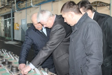 В ходе рабочей поездки на Витебщину Леонид Анфимов ознакомился с ходом посевной кампании и работой ОАО «Лепельский электромеханический завод»