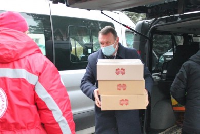 Работники Комитета госконтроля передали для беженцев теплые вещи и продукты питания