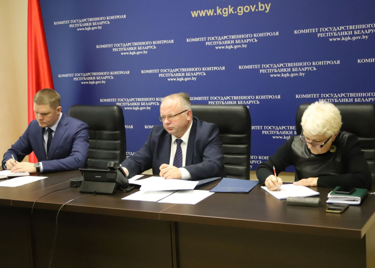 Председатель Комитета госконтроля провел прямую телефонную линию с жителями Дзержинского района