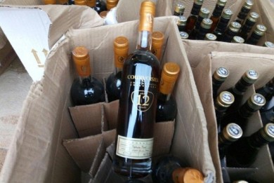 В гараже и автомобиле безработного жителя Глубокого обнаружено свыше 2 тыс. бутылок спиртных напитков, не маркированных акцизными марками