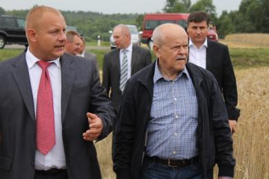 Леонид Анфимов провел прямую линию с жителями Толочинского района, ознакомился с ходом уборочной кампании и работой ряда предприятий