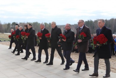Василий Герасимов принял участие в возложении цветов в мемориальном комплексе "Хатынь" по случаю 80-летия трагедии