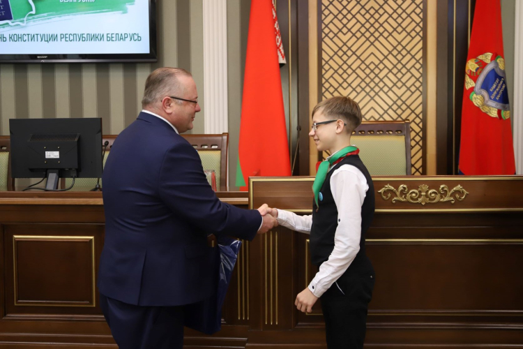 Председатель Комитета госконтроля вручил паспорта юным белорусам в День Конституции
