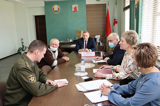 Председатель КГК Гродненской области Анатолий Дорожко провел прием граждан и прямую телефонную линию в Берестовице.