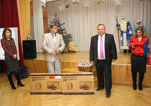Представители КГК и финансовой милиции Гродненской области поздравили с новогодними праздниками воспитанников Поречской школы-интерната.