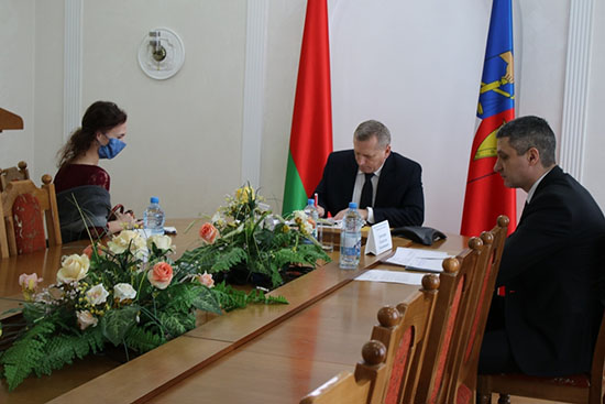Председатель КГК Гродненской области Анатолий Дорожко провел прием граждан и прямую телефонную линию в Ошмянском районе.