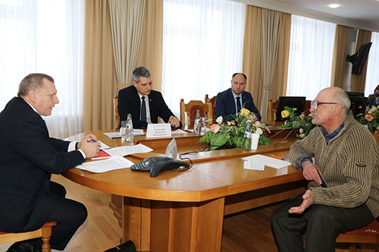 Председатель Комитета госконтроля Гродненской области Анатолий Дорожко провел прием граждан и прямую телефонную линию в Ошмянах.