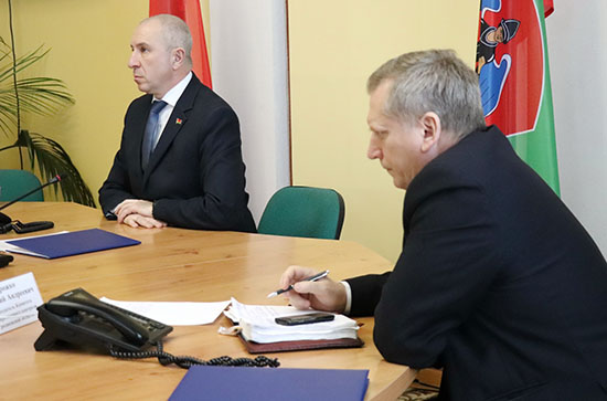 Председатель КГК Гродненской области Анатолий Дорожко и помощник Президента Юрий Караев провели прямую телефонную линию в Новогрудке.