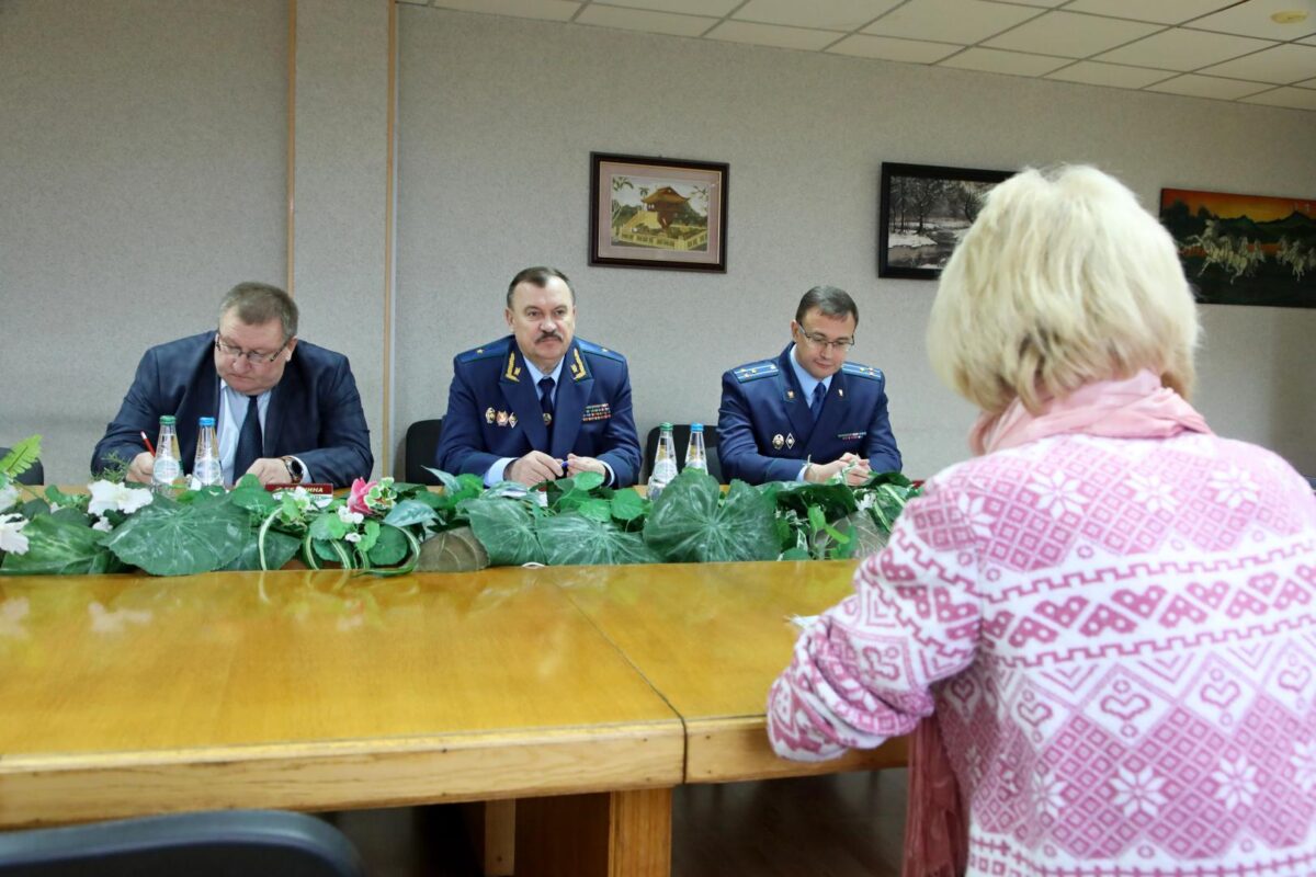 редседатель КГК Могилевской области и областной прокурор провели встречу с трудовым активом ОАО «Белшина», совместный прием по личным вопросам.