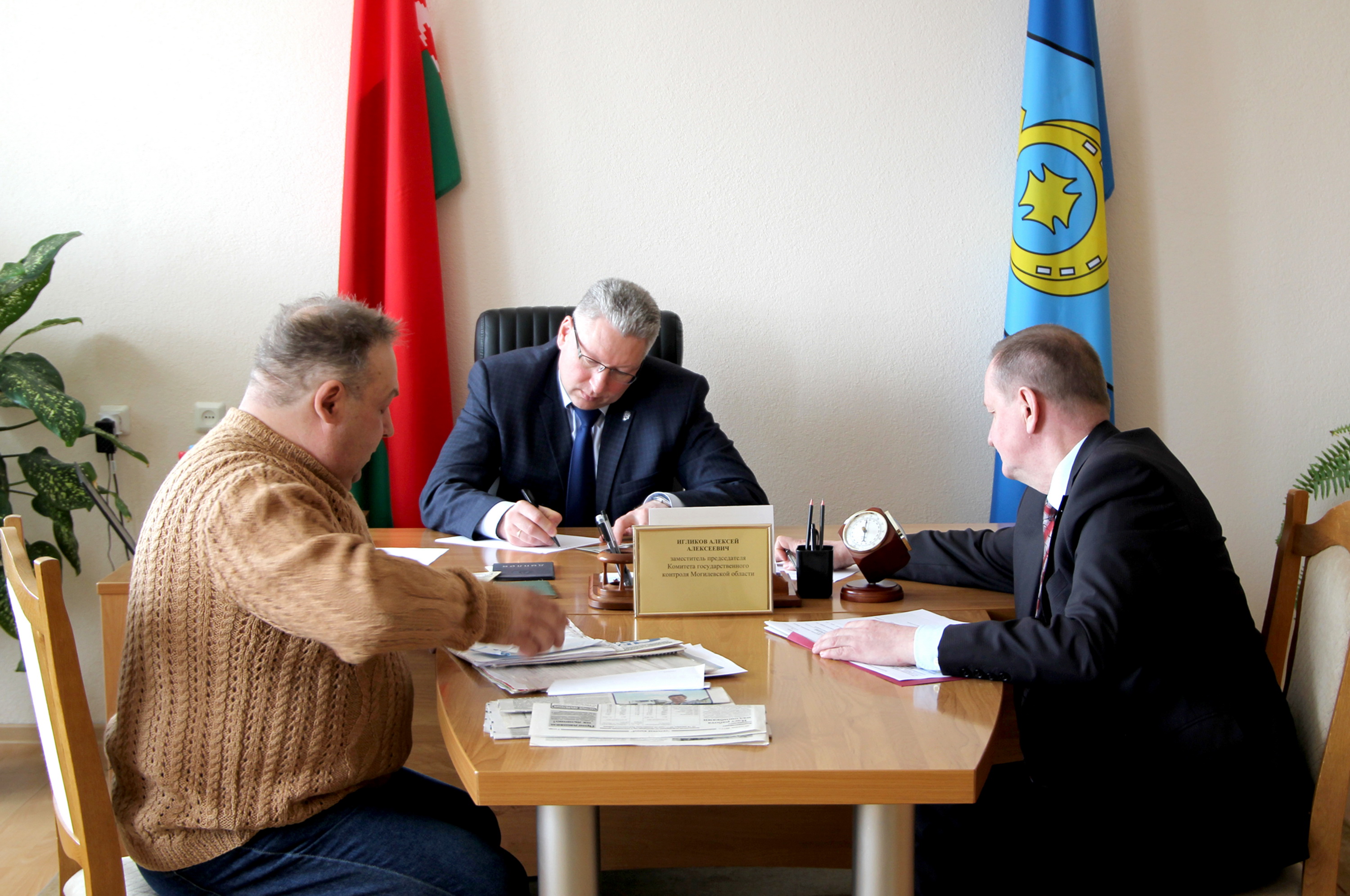 Заместитель председателя КГК Могилевской области Алексей Игликов провел «прямую телефонную линию» и выездной прием граждан в Круглянском райисполкоме