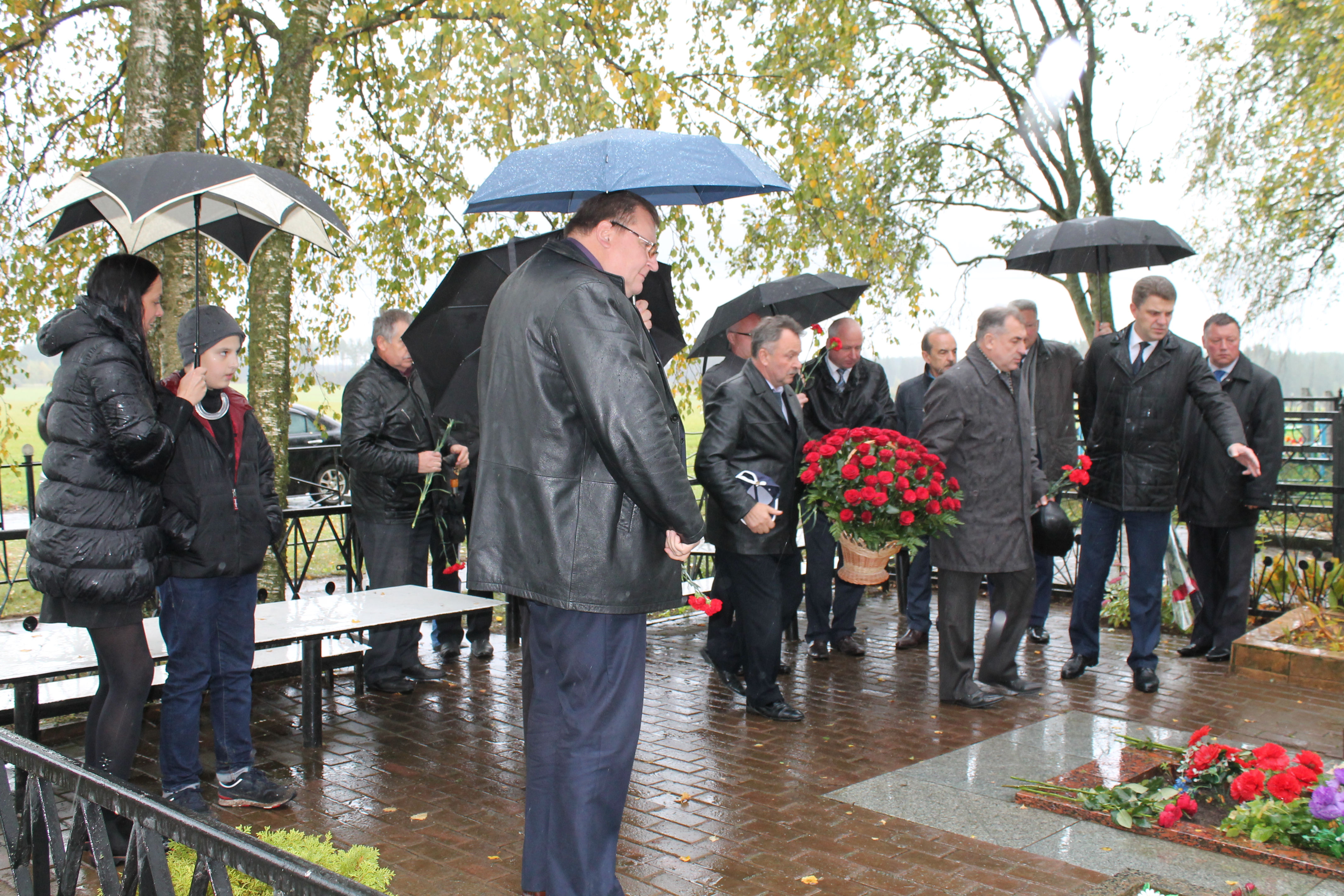 На Могилевщине почтили память трагически погибшего 20 лет назад первого председателя Комитета госконтроля Могилевской области Евгения Миколуцкого