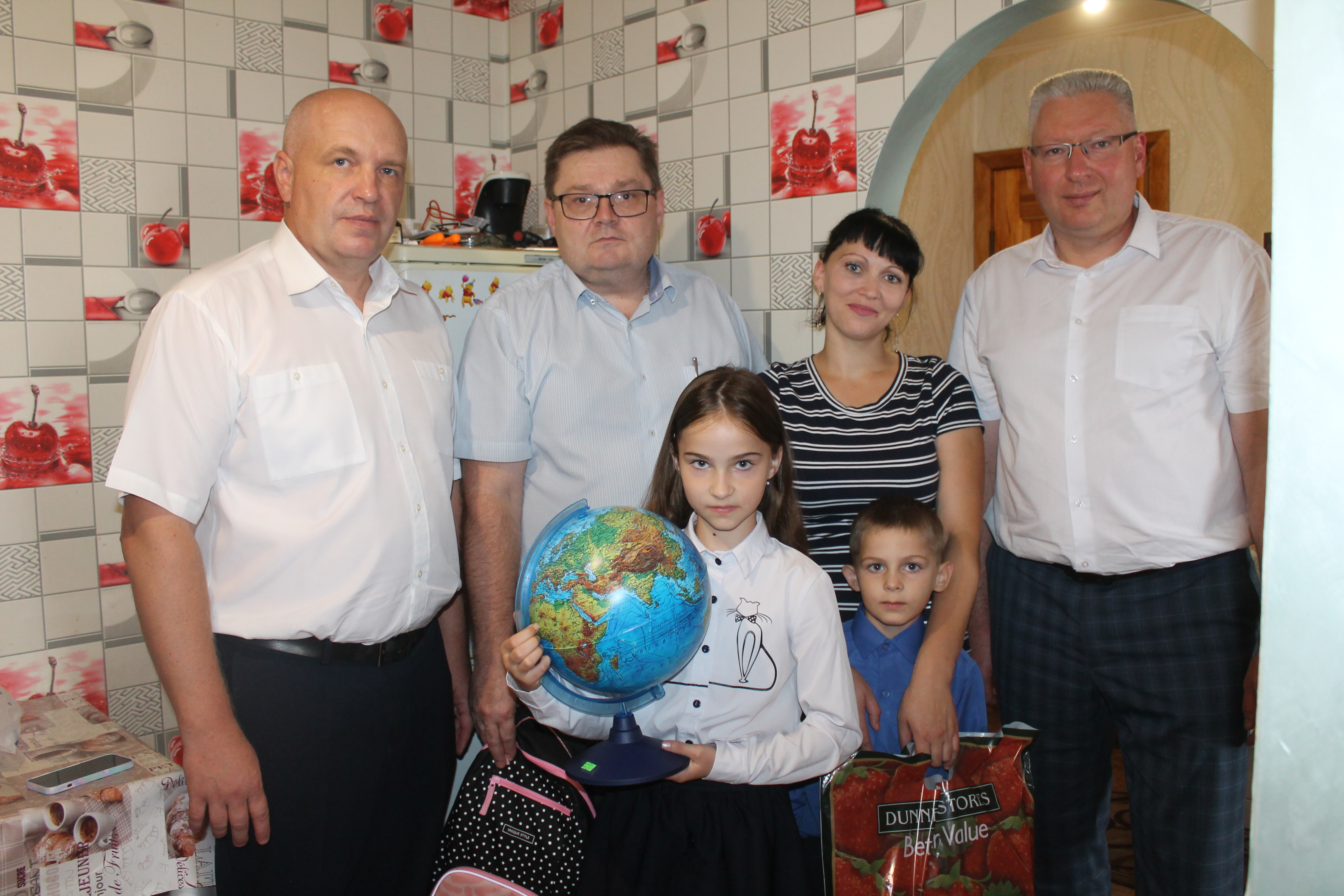 Руководители Комитета государственного контроля и финансовой милиции Гомельской области вручили детям из многодетной семьи подарки к новому учебному году