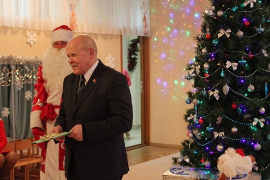 Leonid Anfimov gave New Year gifts to the children of the Zhdanovichi orphanage
