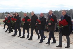 Работники Комитета госконтроля возложили цветы в мемориальном комплексе "Хатынь" по случаю 80-летия трагедии