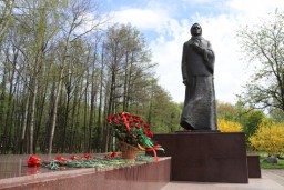   Employees of the State Control Committee laid flowers at the monument in honor of mother-patriot A.F. Kupriyanova in Zhodino