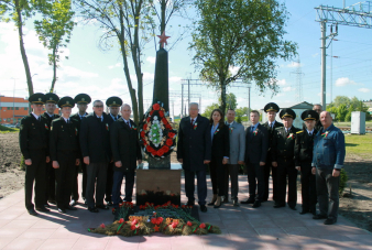 
  В честь Дня Победы представители Комитета госконтроля и финансовой милиции Гомельской области возложили цветы к памятникам погибших в годы Великой Отечественной войны  
 