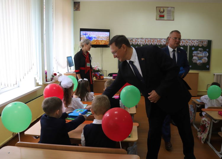 Dzmitry Basko took part in a ceremonial assembly at the Petkovichi secondary school in Dzerzhynsky district on Knowledge Day