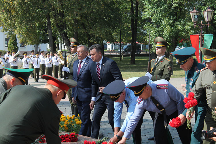 Председатель Комитета государственного контроля Гродненской области Анатолий Дорожко приняли участие в торжественной церемонии возложения цветов к братской могиле советских воинов и партизан в городском парке имени Жилибера г. Гродно, посвященной 896-летию Гродно.