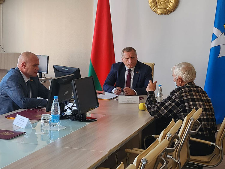 В Щучинском райисполкоме прием граждан и прямую телефонную линию провел председатель Комитета госконтроля Гродненской области Анатолий Дорожко.